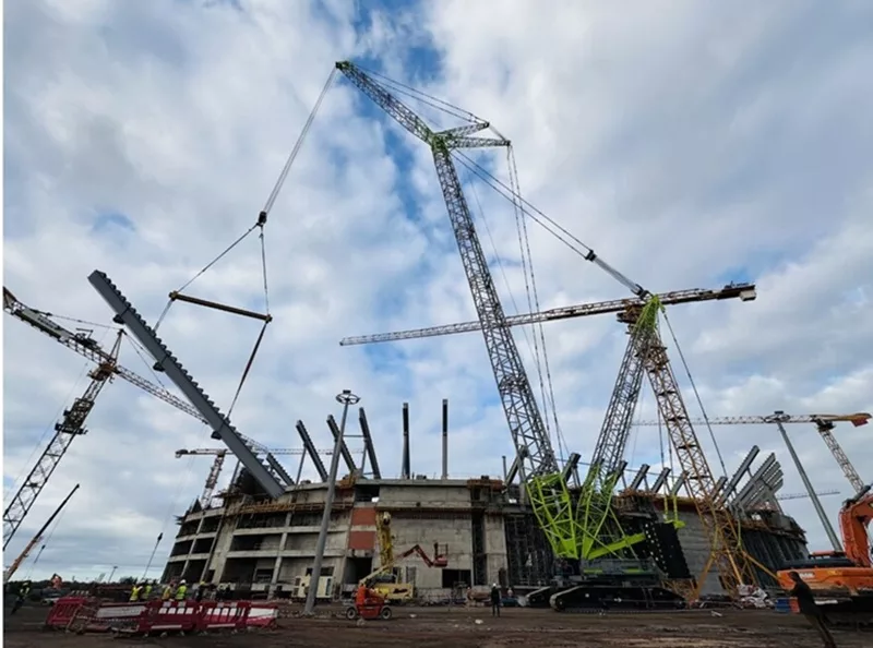 Une grue géante chinoise mobilisée sur le chantier du futur stade pour la Coupe du monde 2030